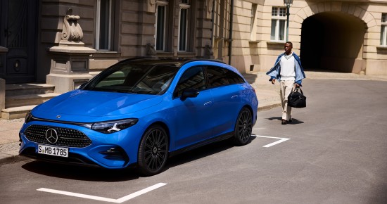 
					  Ein CLA Shooting Brake klarblau metallic parkt an einer Stra�e. Die Ansicht zeigt das Fahrzeug aus schr�ger Perspektive von vorne. Ins Auge fallen die klar gezeichnete Frontpartie, die schmalen LED-Leuchten und das dunkle Panoramadach. Ein Mann mit einer Tasche geht von hinten auf das Fahrzeug zu.
					  