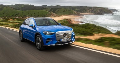 
					  Der elektrische Mercedes-Benz GLC in spektralblau metallic f�hrt auf einer K�stenstra�e umgeben von Strand, Meer und gr�nen H�geln.
					  