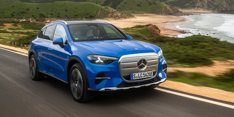 
				Der elektrische Mercedes-Benz GLC in spektralblau metallic f�hrt auf einer K�stenstra�e umgeben von Strand, Meer und gr�nen H�geln.
				