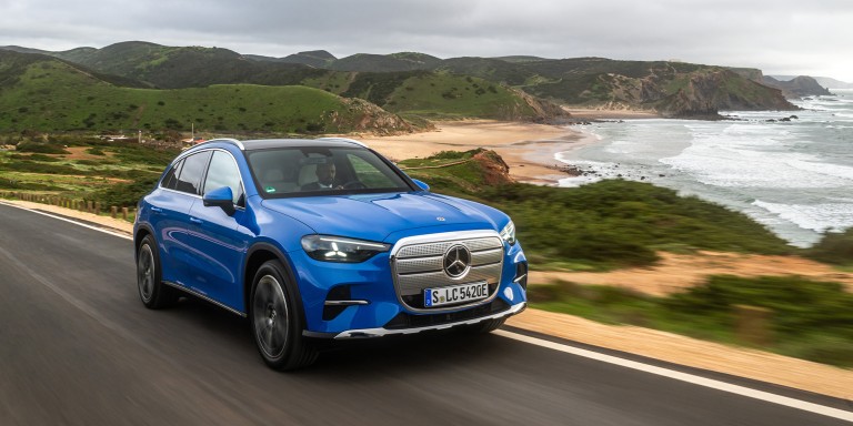 
				Der elektrische Mercedes-Benz GLC in spektralblau metallic f�hrt auf einer K�stenstra�e umgeben von Strand, Meer und gr�nen H�geln.
				