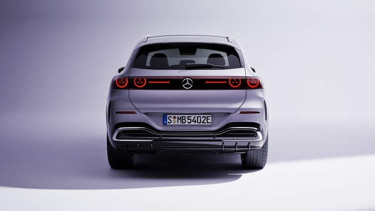 
			Heckansicht des elektrischen Mercedes-Benz GLC in einem Studio mit durchgehendem Leuchtenband und eingeschaltetem R�cklicht.
		
