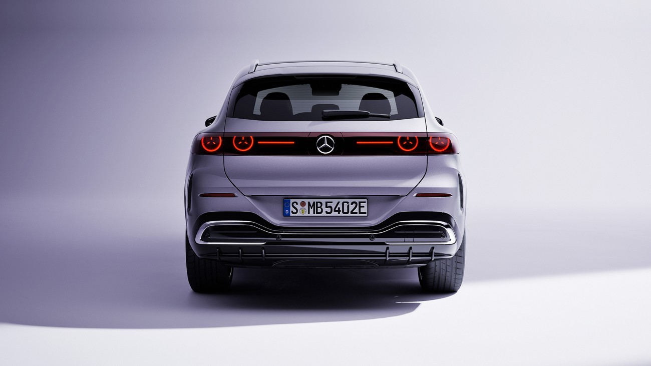 
			Heckansicht des elektrischen Mercedes-Benz GLC in einem Studio mit durchgehendem Leuchtenband und eingeschaltetem R�cklicht.
		