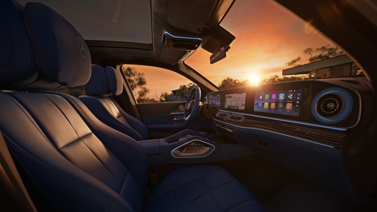 
			Innenraum des Mercedes-Benz GLE mit gro�em Superscreen, beleuchteten L�ftungsd�sen und Panoramadach bei Abendstimmung.
		