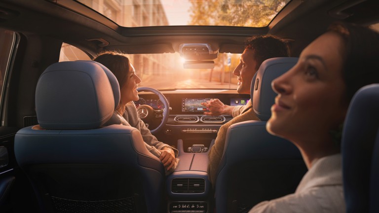 
			Blick durch den Innenraum des Mercedes-Benz GLE mit ge�ffnetem Panoramadach; drei Personen erleben das helle, gro�z�gige Interieur.
		