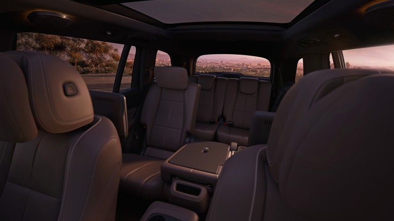 
			Blick in den Fond des Mercedes-Benz GLS mit drei verstellbaren Sitzreihen, gro�z�gigem Platzangebot und integrierten Bildschirmen an den R�ckseiten der Vordersitze.
		