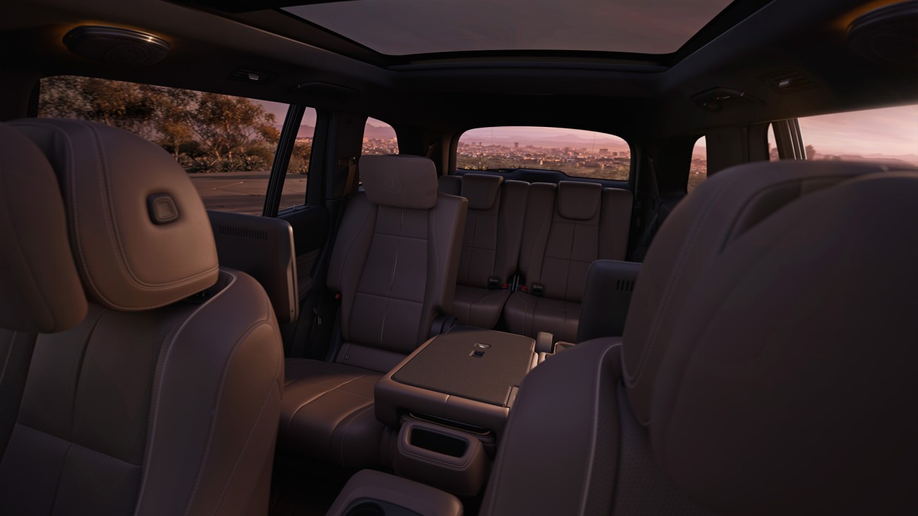 
			Blick in den Fond des Mercedes-Benz GLS mit drei verstellbaren Sitzreihen, gro�z�gigem Platzangebot und integrierten Bildschirmen an den R�ckseiten der Vordersitze.
		