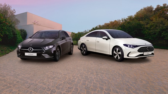 
				Links steht eine schwarze Mercedes-Benz A-Klasse, rechts ein wei�er Mercedes-Benz CLA, aufgenommen auf einem gepflasterten Vorplatz vor moderner Architektur und B�umen.
				