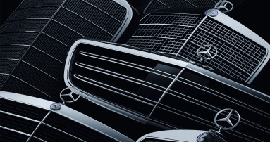 
					  Mehrere Mercedes-Benz K�hlergrills aus unterschiedlichen Jahrzehnten sind frontal nebeneinander angeordnet. Sichtbar sind verschiedene Designs, die sich in Form, Gr��e und Material unterscheiden.
					  
