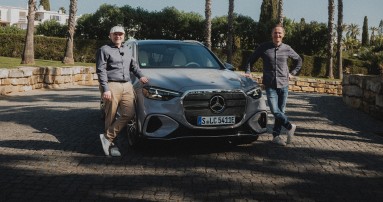 
					  Produktmanager Marijan Celig und Moderator Matthias Malmedie posieren vor dem neuen Mercedes-Benz GLC. Im Hintergrund ist ein Park mit Palmen zu sehen.
					  