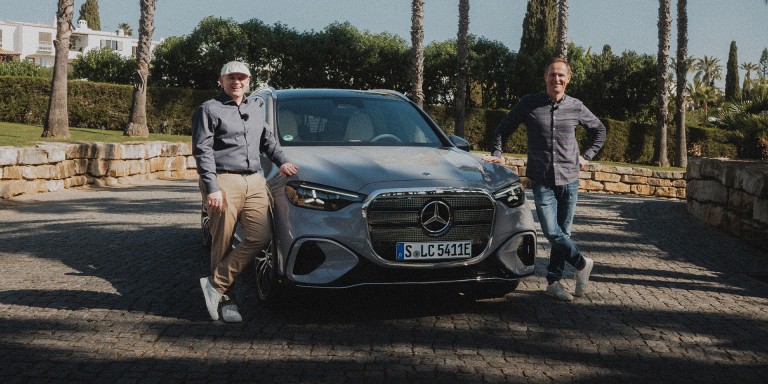 
				Produktmanager Marijan Celig und Moderator Matthias Malmedie posieren vor dem neuen Mercedes-Benz GLC. Im Hintergrund ist ein Park mit Palmen zu sehen.
				