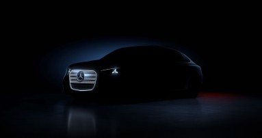 
					  Ein Fahrzeug in einem dunklen Raum, nur teilweise Beleuchtung von hinten. Der K�hlergrill und die leuchtenden Scheinwerfer sind bereits erkennbar.
					  