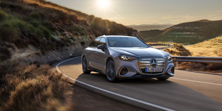 
				Die neue elektrische Mercedes-Benz C-Klasse in der Lackierung lavender silver metallic in frontaler Ansicht auf einer kurvigen Landstra�e bei tief stehender Sonne. Sichtbar sind der beleuchtete ikonische Grill, die coup�hafte Silhouette und die sportlichen Proportionen vor einer h�geligen Landschaft.)
				