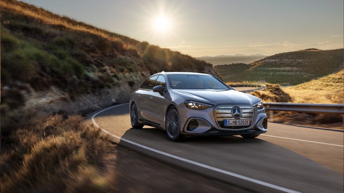 
				Die neue elektrische Mercedes-Benz C-Klasse in der Lackierung lavender silver metallic in frontaler Ansicht auf einer kurvigen Landstra�e bei tief stehender Sonne. Sichtbar sind der beleuchtete ikonische Grill, die coup�hafte Silhouette und die sportlichen Proportionen vor einer h�geligen Landschaft.)
				