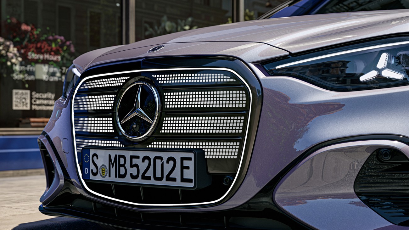 
			Detailaufnahme der Front der neuen elektrischen C-Klasse. Zu sehen sind der ikonische Grill mit illuminiertem Panel, beleuchteter Kontur und Zentralstern sowie die Frontscheinwerfer im Stern-Design.
		