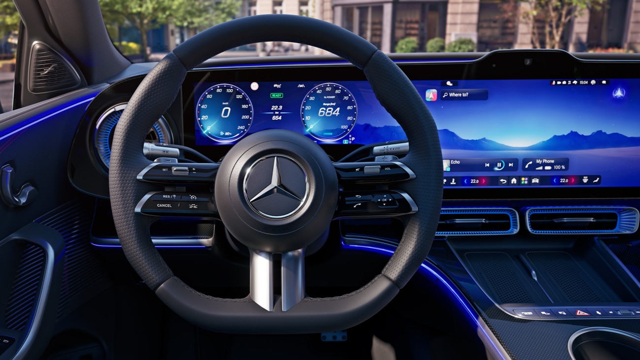 
			Blick ins Cockpit der neuen elektrischen C-Klasse. Zu sehen sind das neue Lenkrad mit Drehkn�pfen, das digitale Kombiinstrument, ein breites zentrales Display sowie blaue Ambientebeleuchtung entlang der T�ren und Mittelkonsole.
		