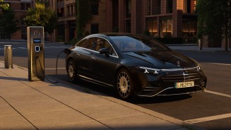 
Barrierefreiheit: Ein Mercedes-Benz EQS in MANUFAKTUR black sparkling steht an einer Lades�ule. Im Hintergrund ist ein Geb�ude zu sehen.
