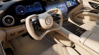 
Das Cockpit der neuen EQS Limousine mit Blick auf das Lenkrad und das Instrumentendisplay von schr�g oben. Das im Bild gezeigte Multifunktionslenkrad im Yoke-Design erinnert an ein Lenkrad aus dem Rennsport.
