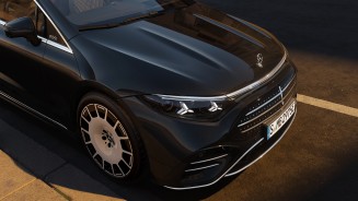 
Auf dem Bild sieht man die Front der neuen EQS Limousine in MANUFAKTUR black sparkling von schr�g oben. Links ist das Bruchst�ck einer Bordsteinkante zu erkennen, auf der rechten Seite eine Stra�e angeschnitten.
