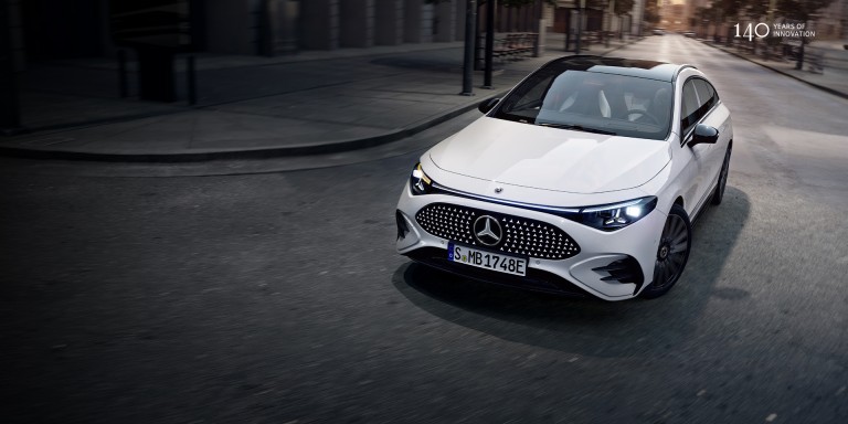 
					Ein wei�er CLA Shooting Brake mit EQ Technologie f�hrt durch eine urbane Umgebung. Oben rechts ist das Logo 140 years of innovation zu sehen.
				 