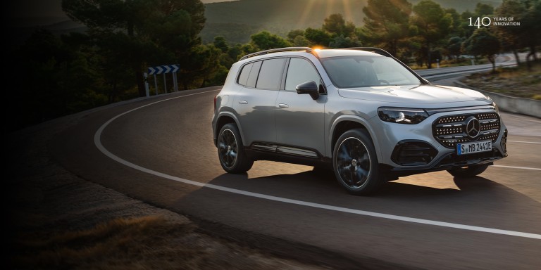 
					Der neue GLB in Hightechsilber f�hrt in einer Linkskurve. Im Hintergrund sind B�ume, Berge und die tiefstehende Sonne zu sehen. Oben rechts ist das Logo 140 years of innovation zu sehen.
				 