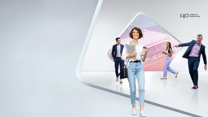 
					Vier Menschen in moderner Business-Kleidung stehen und gehen vor einem futuristischen Hintergrund mit Mercedes-Benz Logo, Fahrzeug und Lifestyle-Bildern. Oben rechts ist das Logo 140 years of innovation zu sehen.
				 