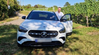 
Stephan Padinka steigt in seinen GLA ein.

