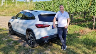 
Stephan Padinka lehnt am Heck seines GLA.
