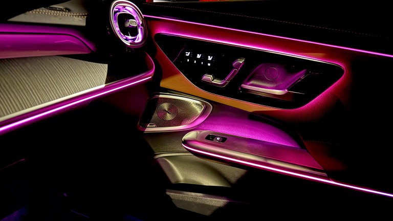 
			Ansicht der Beifahrertr von Irinas CLE Cabriolet mit eingeschalteter Ambientebeleuchtung in Rosa.
		