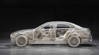 
Eine stilisierte Version der Mercedes-Benz C-Klasse mit einem durchsichtigen Exterieur. Am Steuer sitzt ein Dummy.
