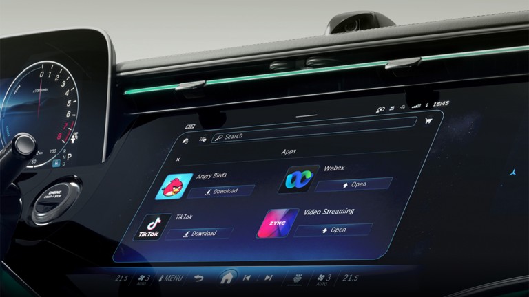 
			Blick auf das Zentraldisplay, auf dem die Apps Webex, TikTok, Zoom und Angry Birds zu sehen sind.
		