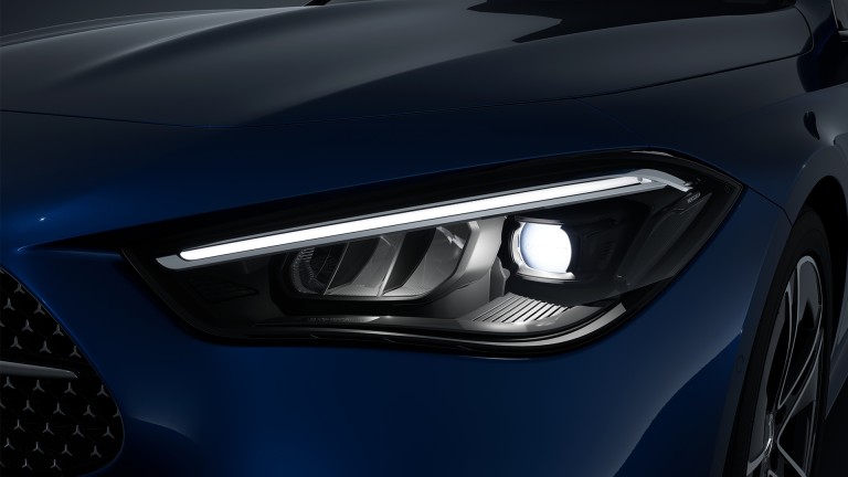 
			Nahaufnahme der LED High Performance-Scheinwerfer eines CLE.
		