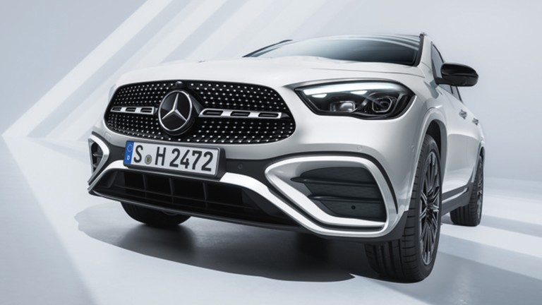 
			Frontansicht des Mercedes-Benz GLA aus einer niedrigen Perspektive, die den MULTIBEAM LED Scheinwerfer links vorne im Fokus zeigt.
		