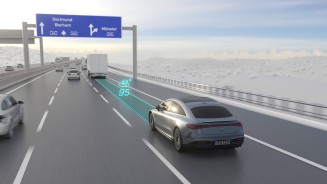 
Ein Mercedes-Benz fhrt auf dem rechten Fahrstreifen in grerem Abstand hinter einem Lkw. Im Bild ist die Geschwindigkeit von 95 km/h in trkiser Farbe angezeigt.
