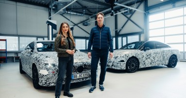
						  Der Vorstandsvorsitzende der Mercedes-Benz Group AG, Ola Kllenius, steht mit der Moderatorin Sarah Harman vor dem neuen Mercedes-Benz CLA.
						  