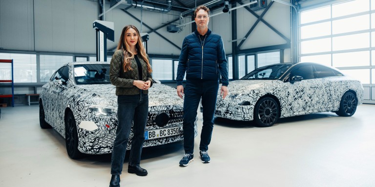 
				Der Vorstandsvorsitzende der Mercedes-Benz Group AG, Ola Kllenius, steht mit der Moderatorin Sarah Harman vor dem neuen Mercedes-Benz CLA.
				