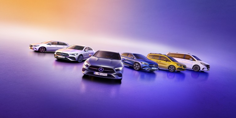 
				Verschiedene Mercedes-Benz Modelle stehen vor einem knstlichen Hintergrund in krftigem Lila mit gelben und weien Elementen.
				