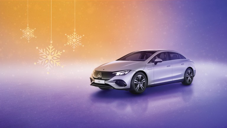 
			Die EQE Limousine vor einem stilisierten Hintergrund in krftigem Lila mit weien und gelben Akzenten und transparenten Weihnachtsschmuck-Elementen.
		