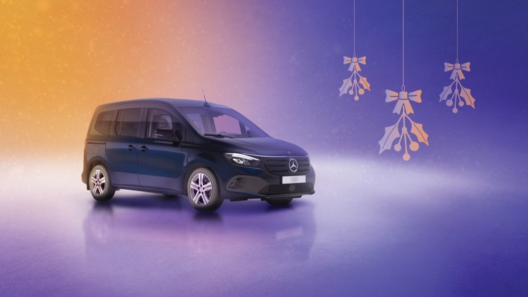 
			Der EQT vor einem stilisierten Hintergrund in krftigem Lila mit weien und gelben Akzenten und transparenten Weihnachtsschmuck-Elementen.
		