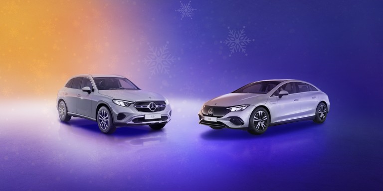 
				Der GLC SUV und die EQE Limousine vor einem stilisierten Hintergrund in krftigem Lila mit weien und gelben Akzenten und transparenten Weihnachtsschmuck-Elementen.
				