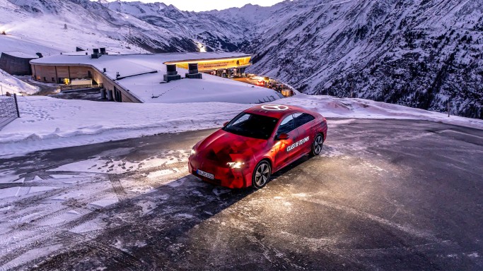 
				Der neue CLA, als rot getarnter Erlk�nig, parkt inmitten einer verschneiten Alpenlandschaft.
				
