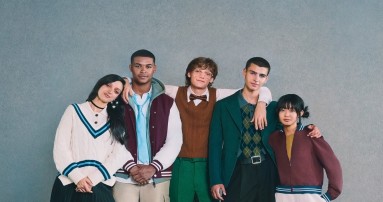 
						  Fnf junge Studenten mit US-amerikanischem Erscheinungsbild stehen vor einer trkisen Wand dicht beieinander und lcheln.
						  