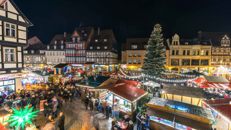 
			Blick von oben auf die weihnachtlich geschmckte Innenstadt von Quedlinburg.
		