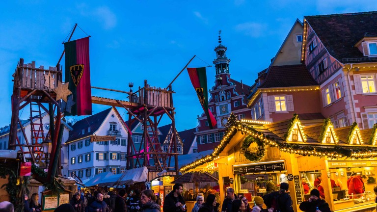 
			Das Holztor zum mittelalterlichen Weihnachtsmarkt in der historischen Altstadt von Esslingen am Neckar, festlich beleuchtet bei Nacht.
		