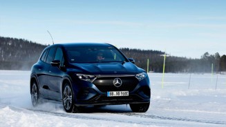 
Ein Mercedes-Benz-Fahrzeug fhrt in einer Kurve auf verschneitem Untergrund.
