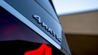 
Nahaufnahme des Schriftzugs 4MATIC am Heck eines Mercedes-Benz.
