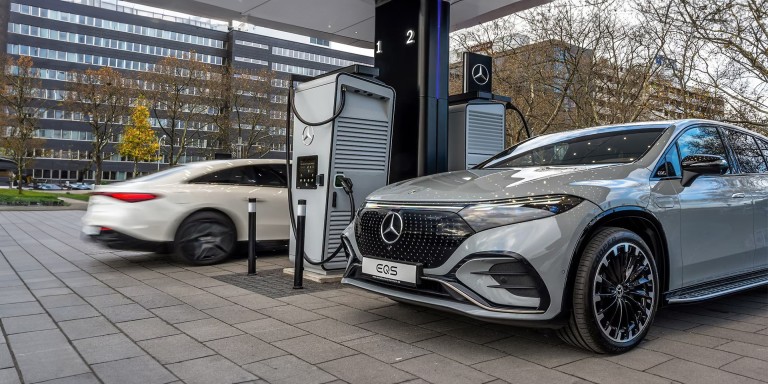 
				Zwei vollelektrische Mercedes-Benz Fahrzeuge werden im Mercedes-Benz Schnellladepark Mannheim aufgeladen.
				