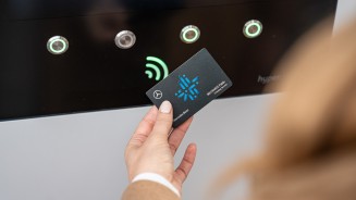 
Fokus auf eine MB.CHARGE Public Ladekarte vor einer Ladesule.
