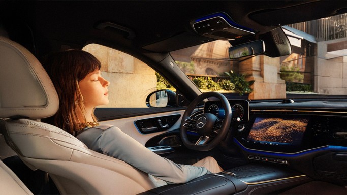 
				Eine Frau genie�t hinterm Steuer eines Mercedes-Benz eine ENERGIZING COMFORT Sitzmassage.
				