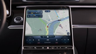 
Ein Zentraldisplay, auf dem ein Navigationssystem eine Route anzeigt.
