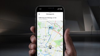 
Ein Smartphonedisplay, auf dem das Digitale Extra Fahrzeugauffindfunktion die Position des Fahrzeugs auf der Karte anzeigt.
